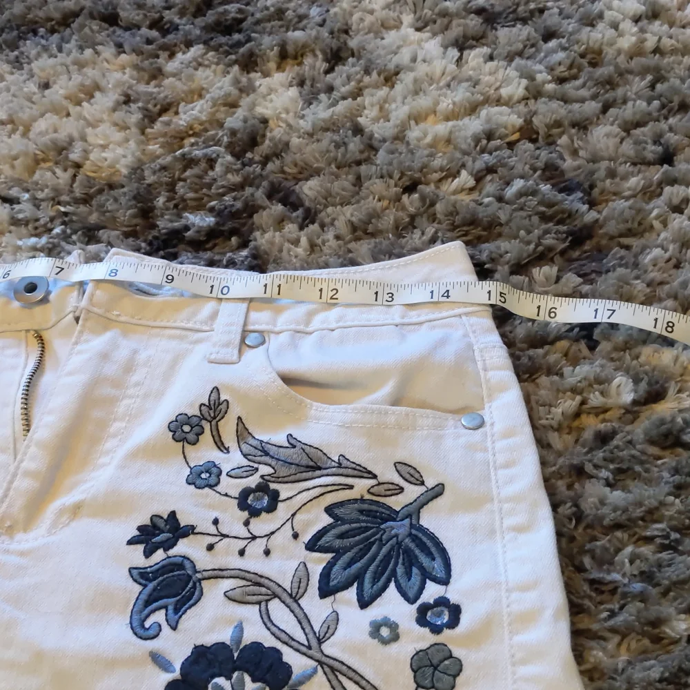 Altar'd State XS floral white jean skirt - Picture 4 of 9